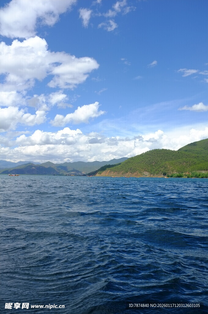 蓝色海洋与远处山峦风景
