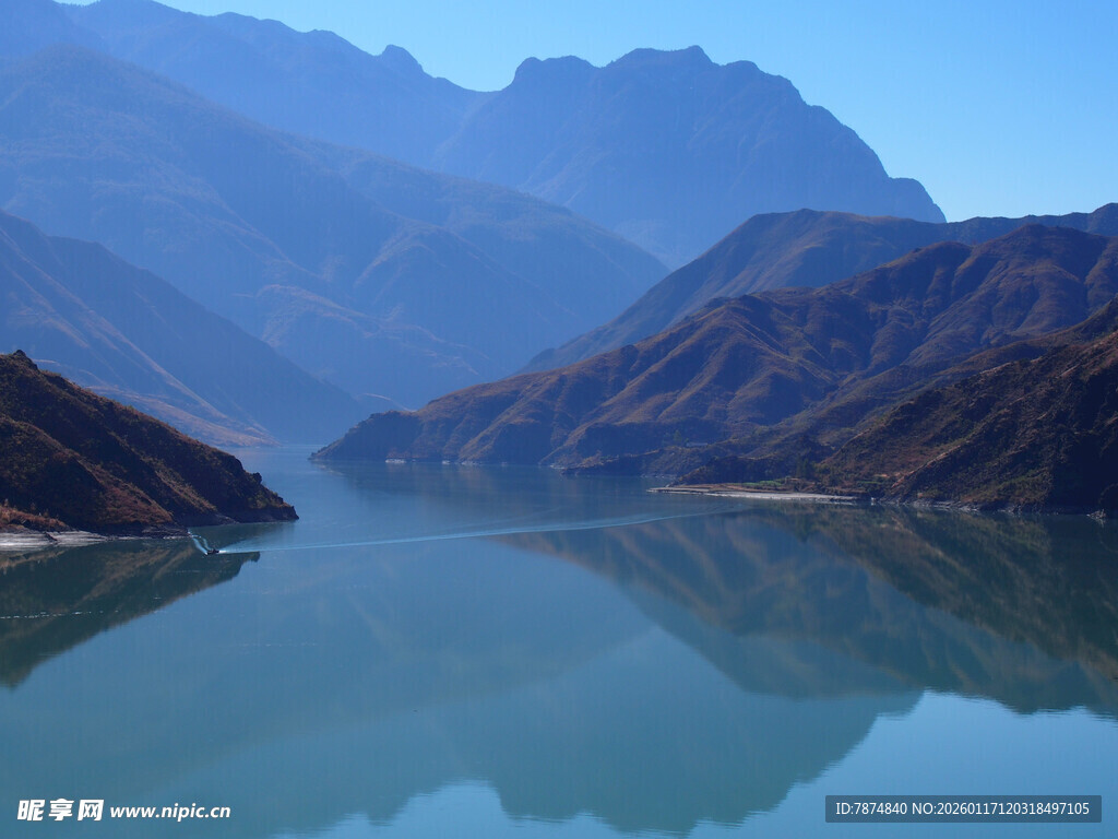 山水相映的静谧湖景