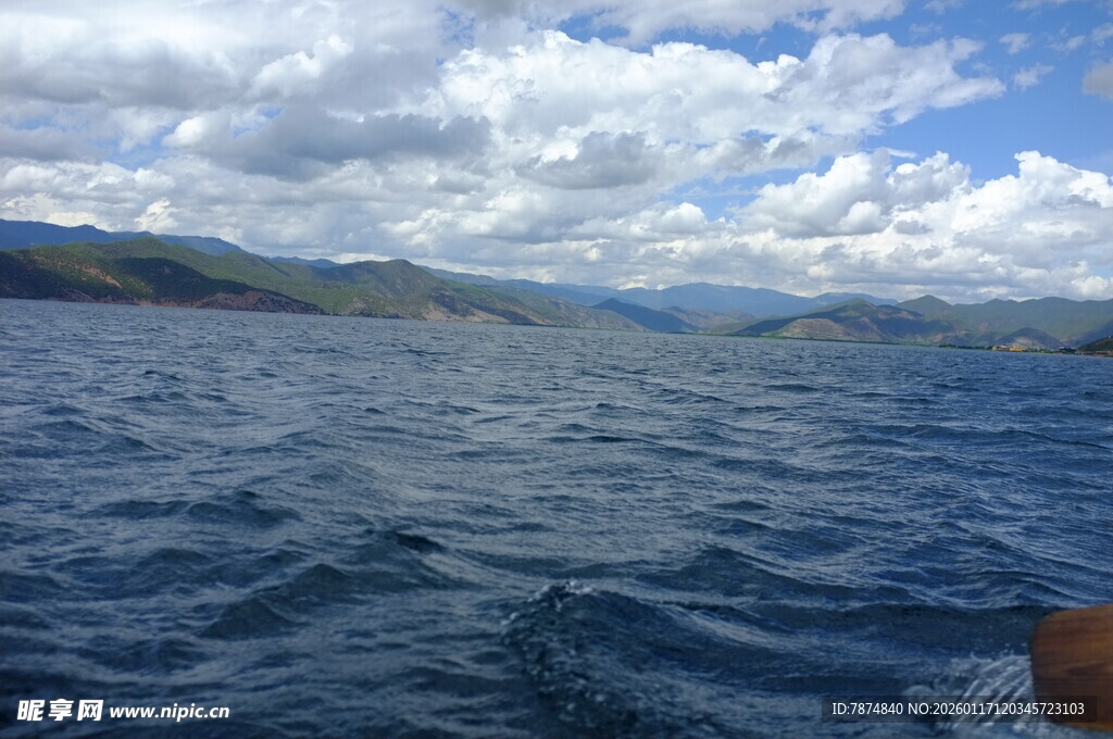 海上风光 远处山峦与白云
