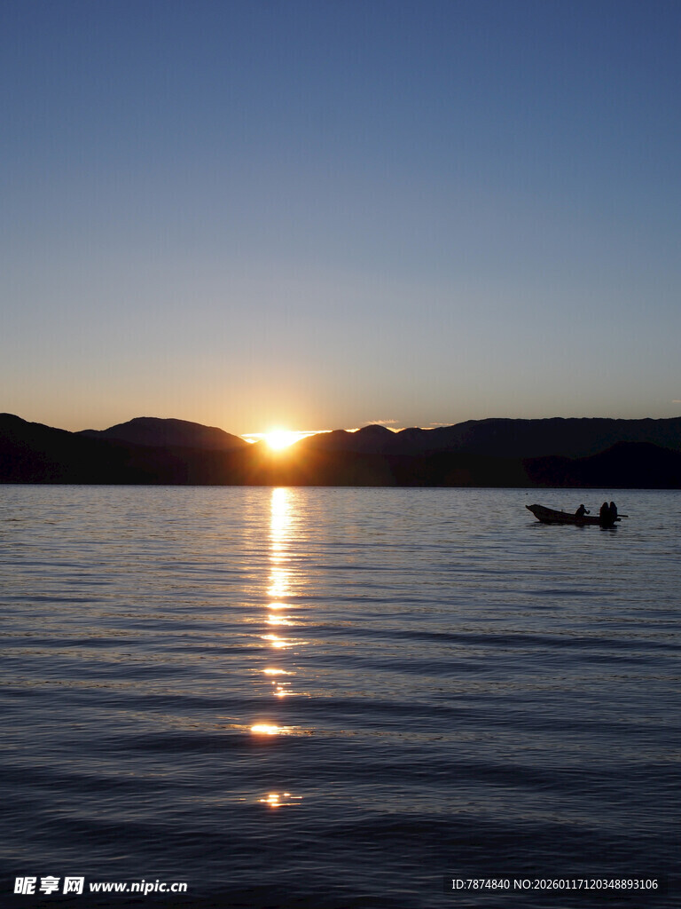 夕阳下湖面小船静谧景象