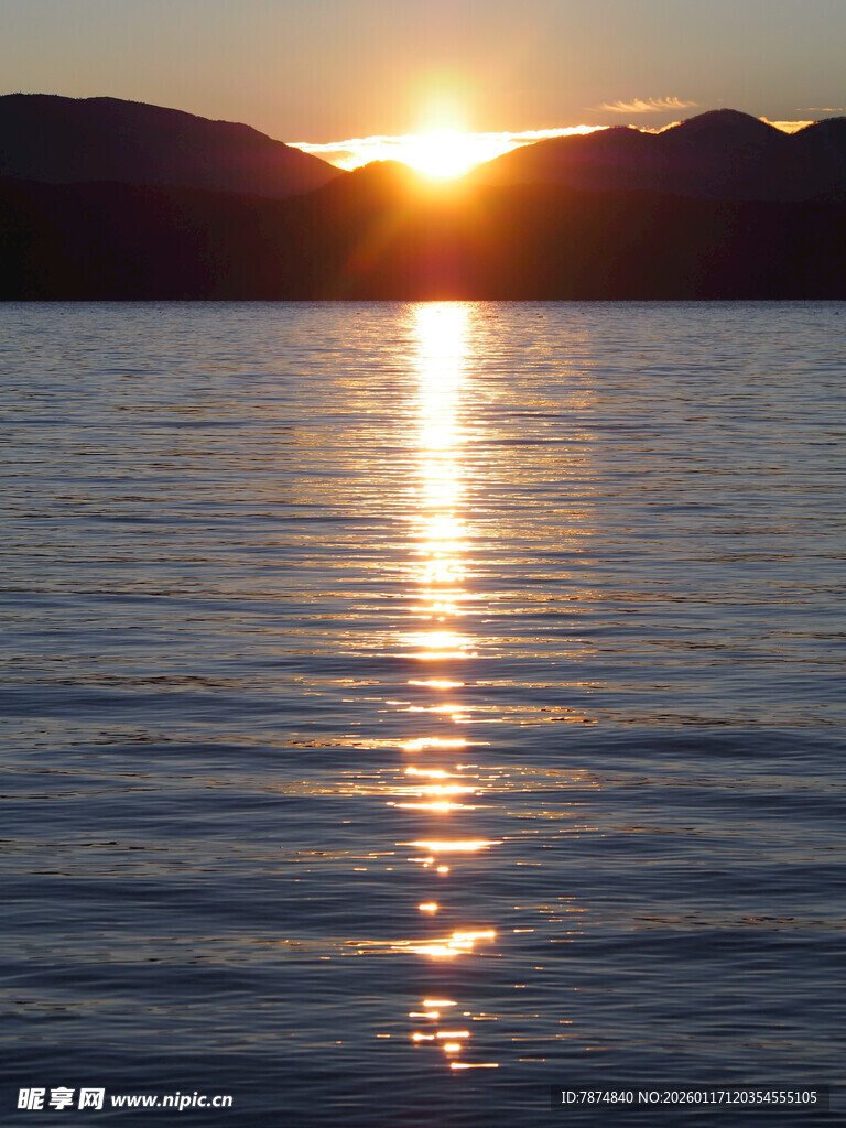 夕阳下波光粼粼的湖面