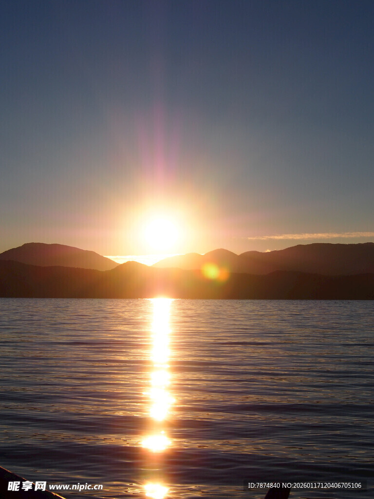 夕阳下波光粼粼的湖面