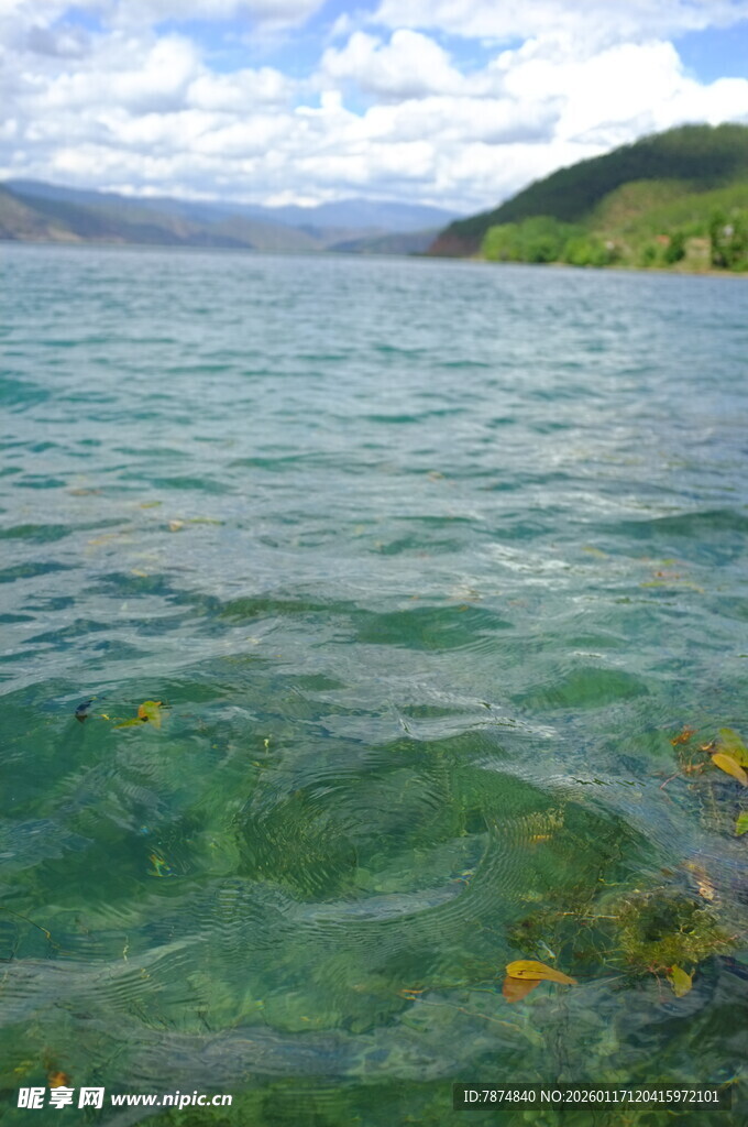 清澈湖水与远处山峦景色