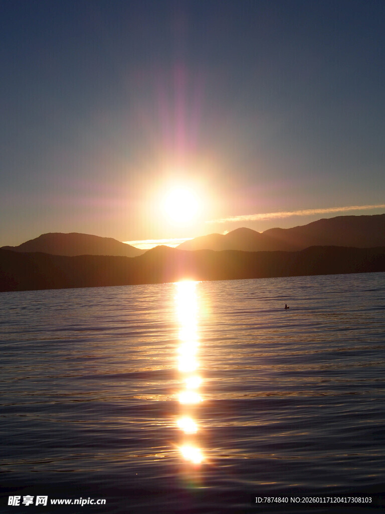 夕阳下波光粼粼的水面