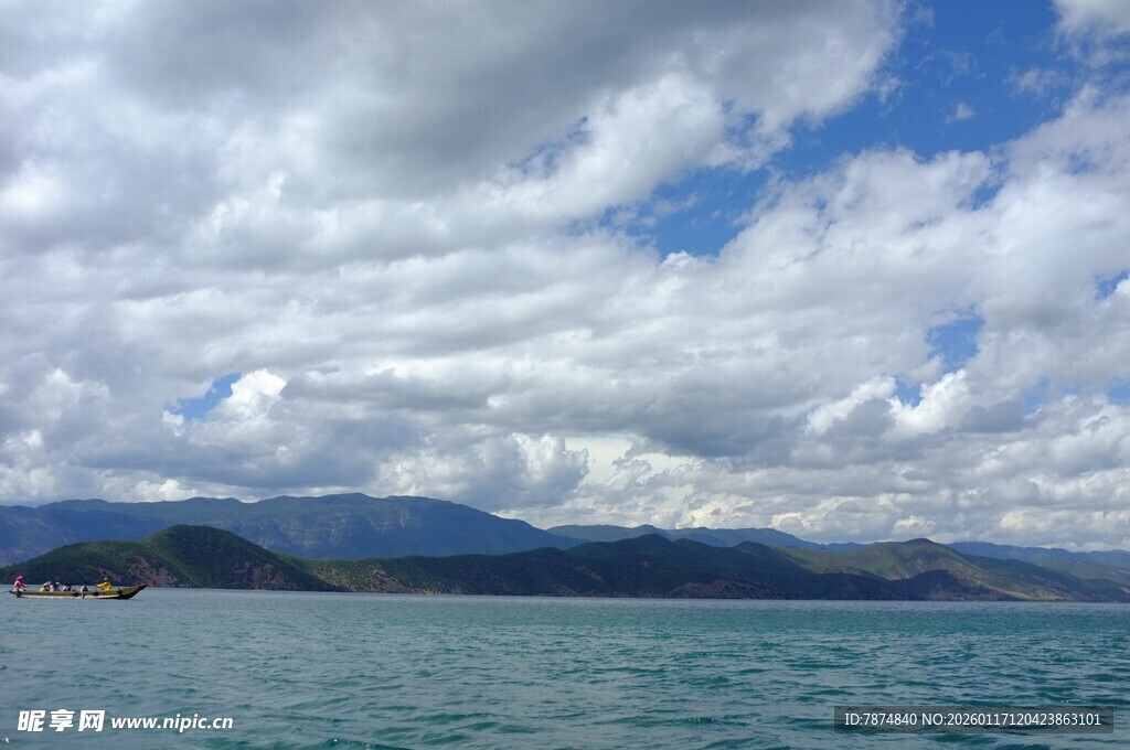 碧海蓝天间的远山美景