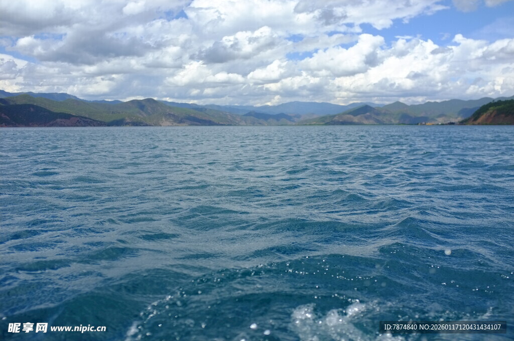 碧波蓝天间的浩渺水面