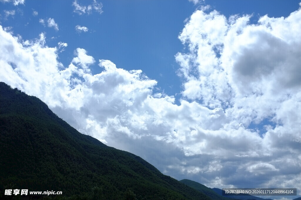蓝天白云下的青山美景