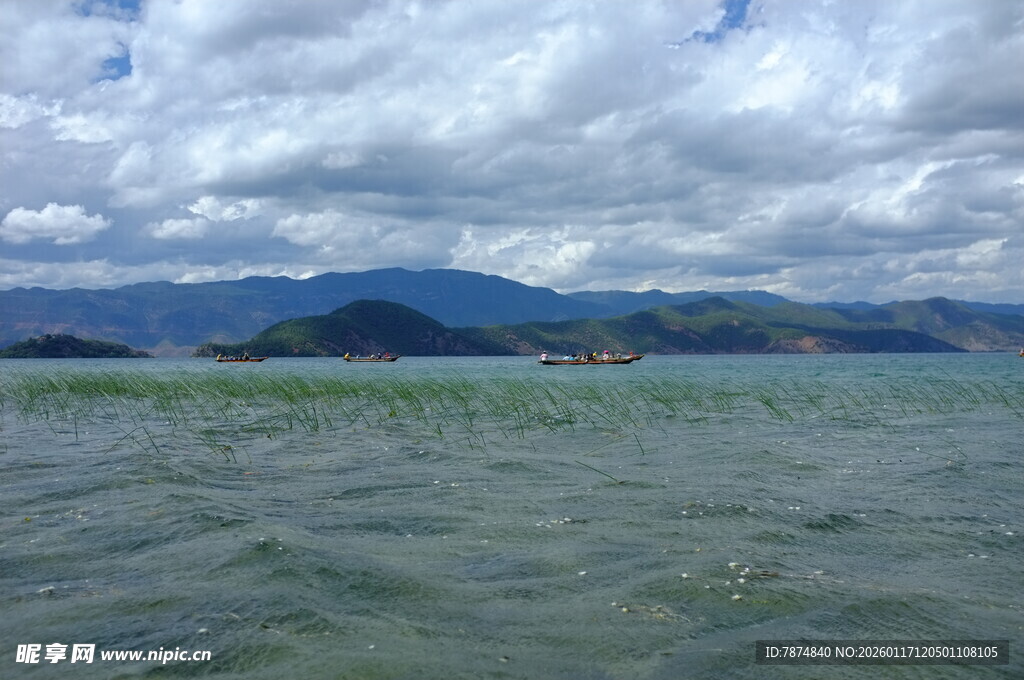 碧波浩渺的山水风光