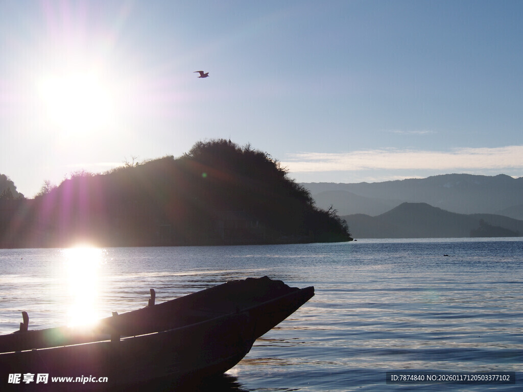 海上日出小船美景