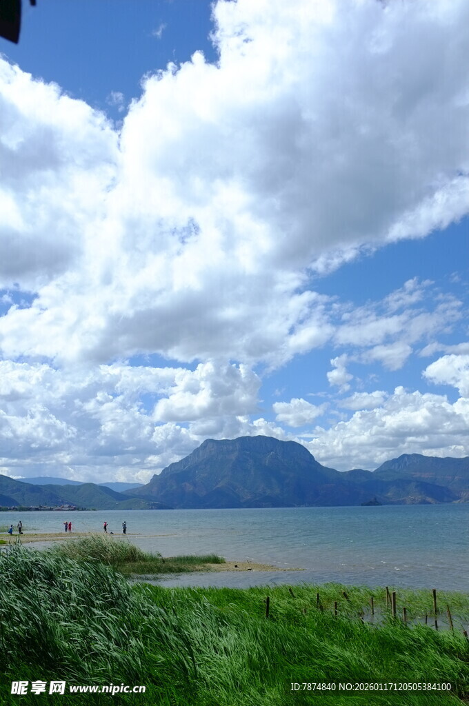 湖畔青山蓝天白云美景