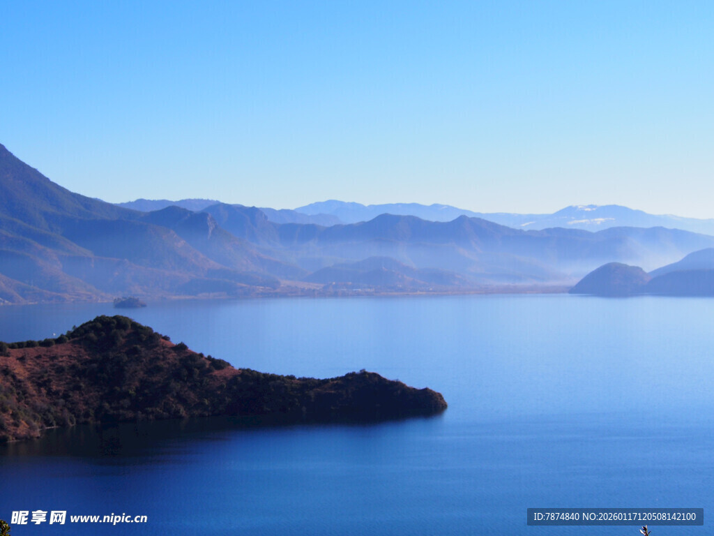 宁静湖景与远山相映成趣