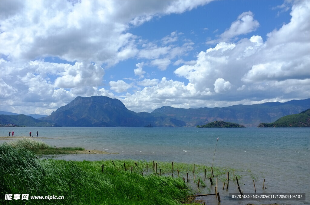 湖畔青山美景