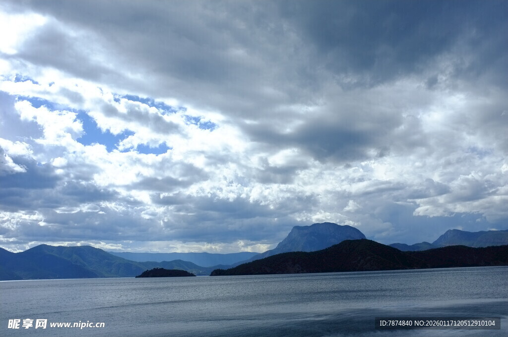 壮丽湖山 云遮天际之景