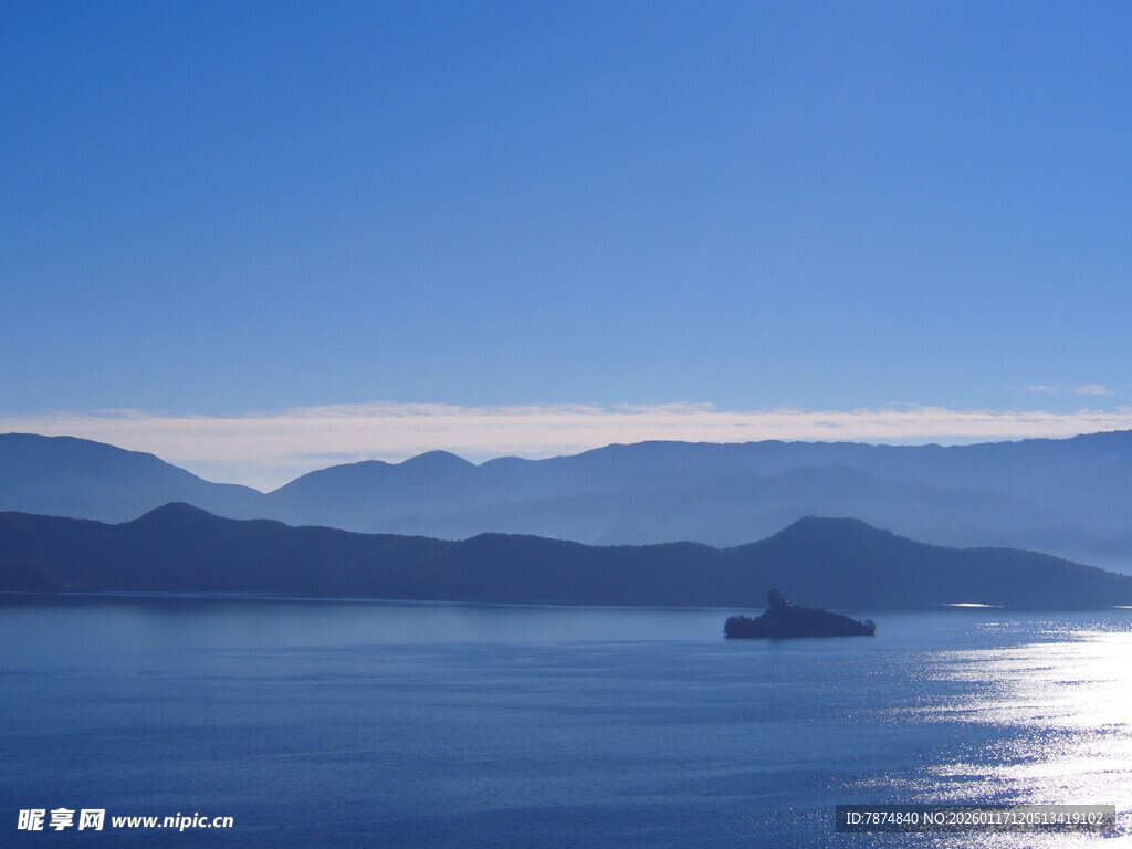 海上孤舟伴远山美景