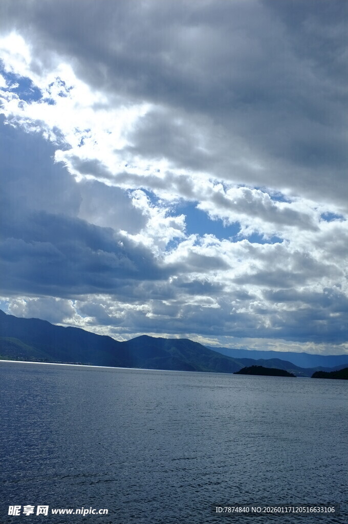 湖畔多云景致