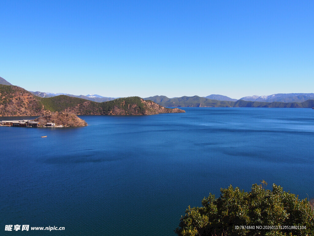 美丽湖景与周边山峦风光