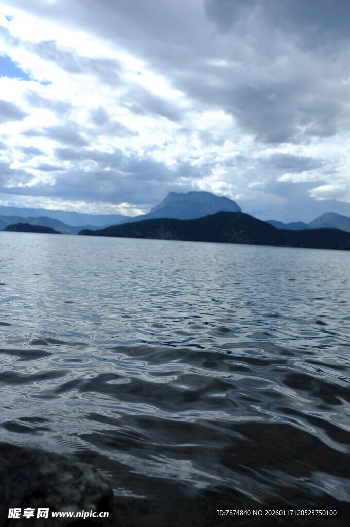 湖畔乌云下的静谧山水