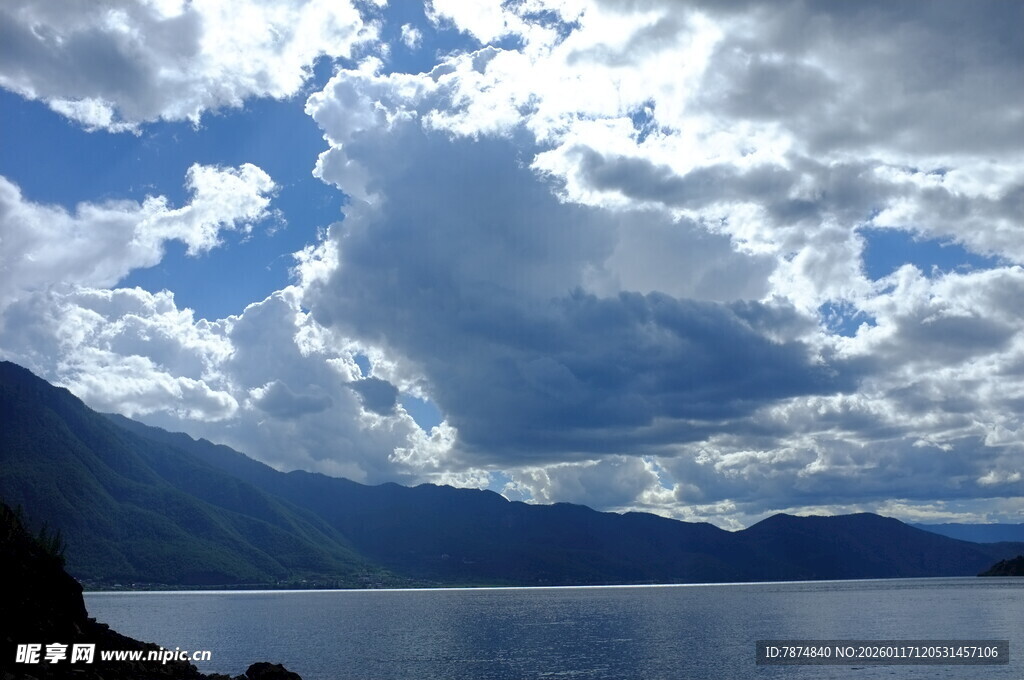 湖畔云山 云卷云舒之景