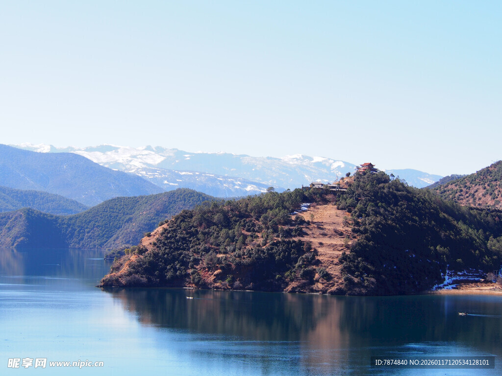 湖畔山峦美景
