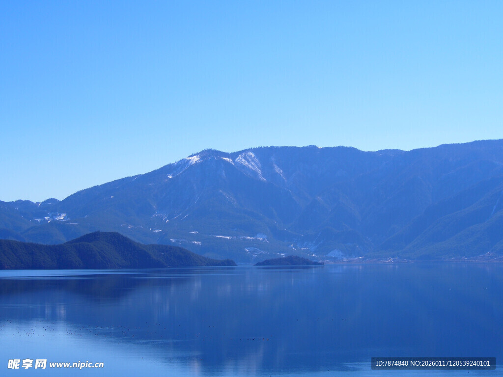 宁静湖景与远山倒影