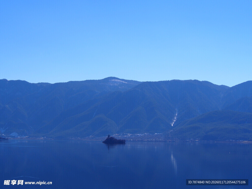 宁静湖光山色中的孤舟