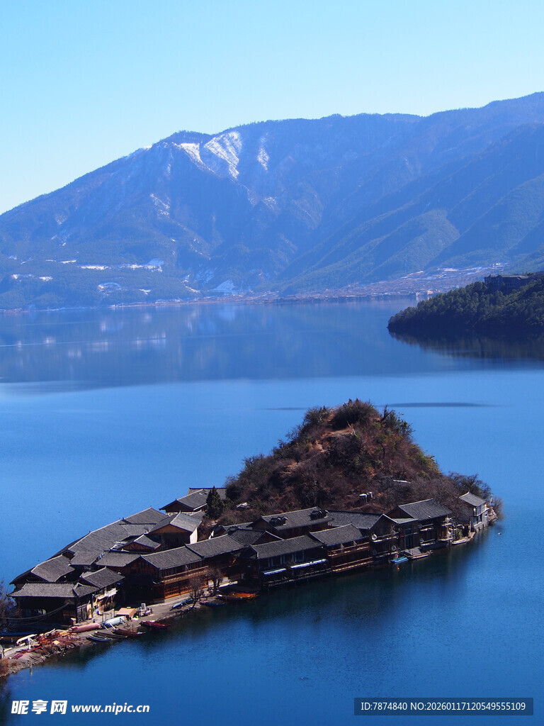 湖中小岛与远处雪山美景