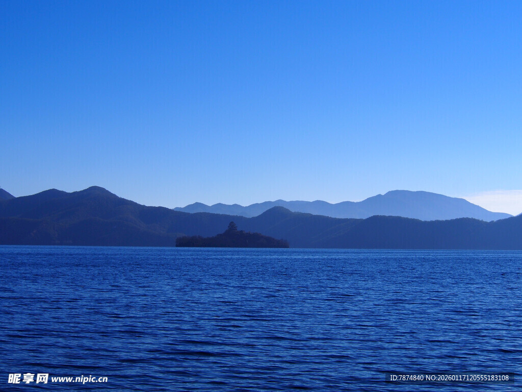 宁静湖水与远方山峦