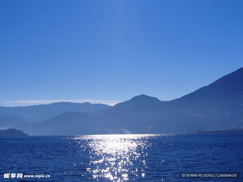 波光粼粼的蓝色湖山美景