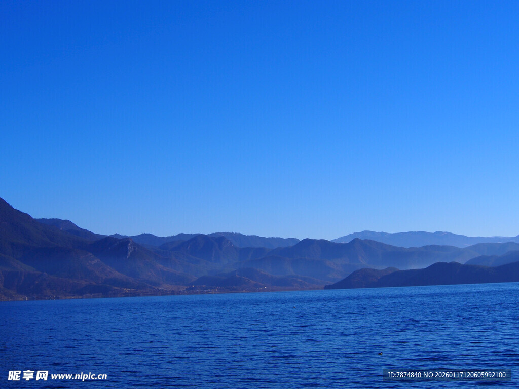 蓝色湖景与远处山峦
