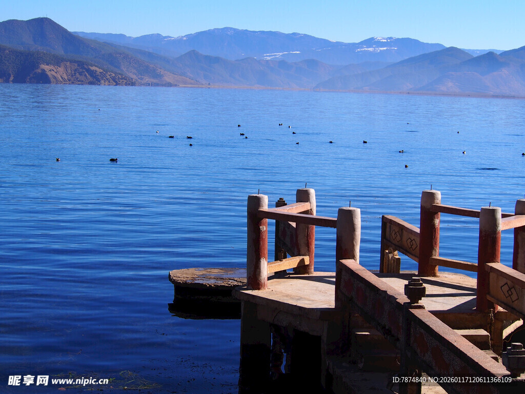 湖畔木栈道 湖光山色美景