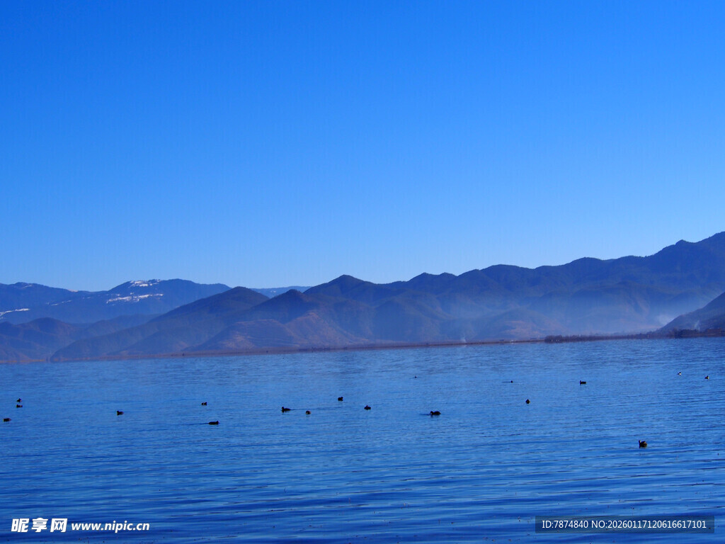 蓝色湖面与远处山峦