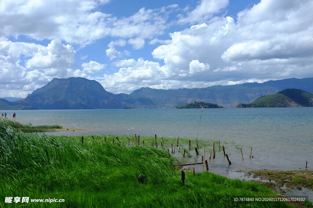 湖畔青山美景