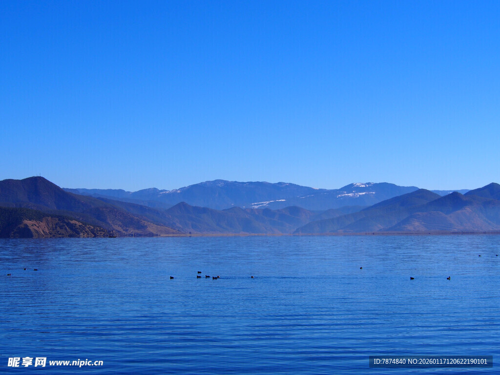 宁静湖景与远山