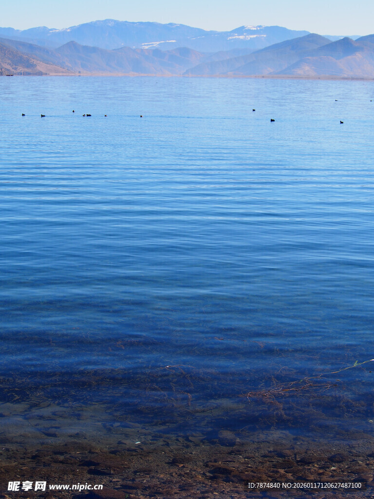 宁静蓝湖与远处山峦