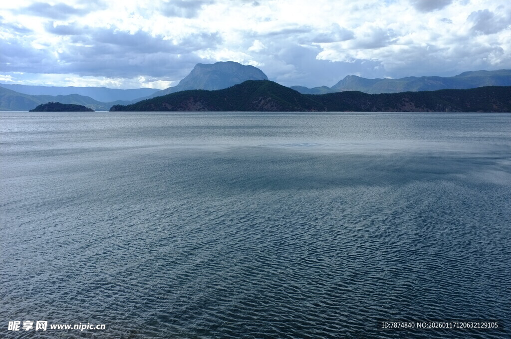 广阔海面与远处山峦景观