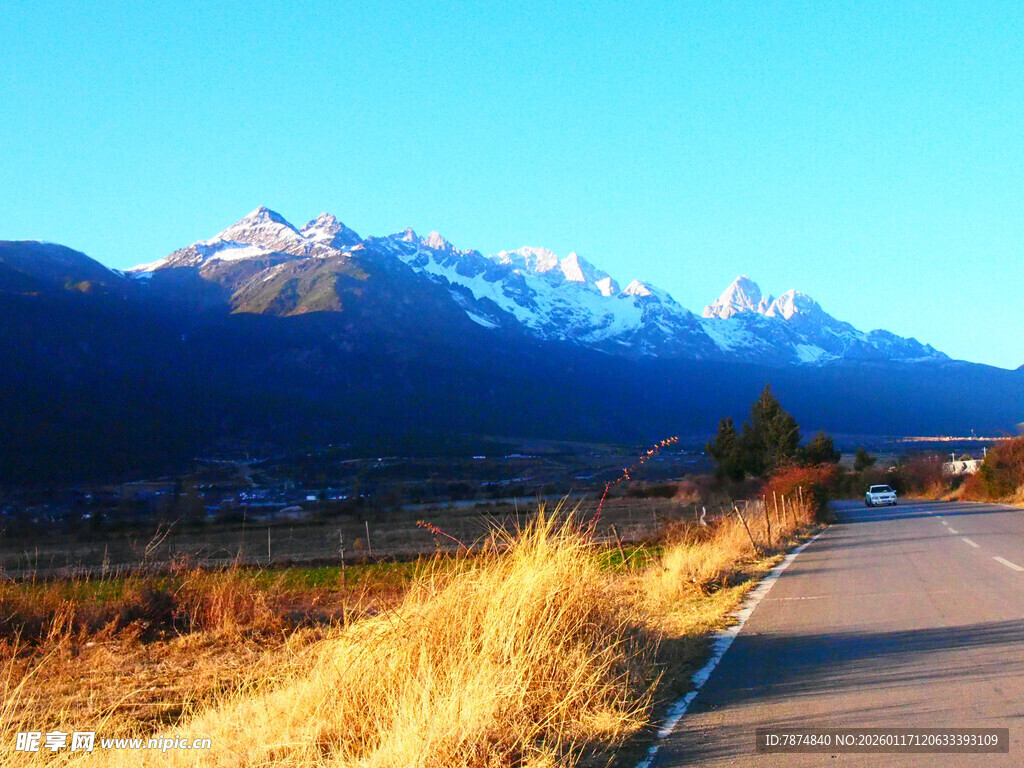 山间公路旁的壮丽雪山景色