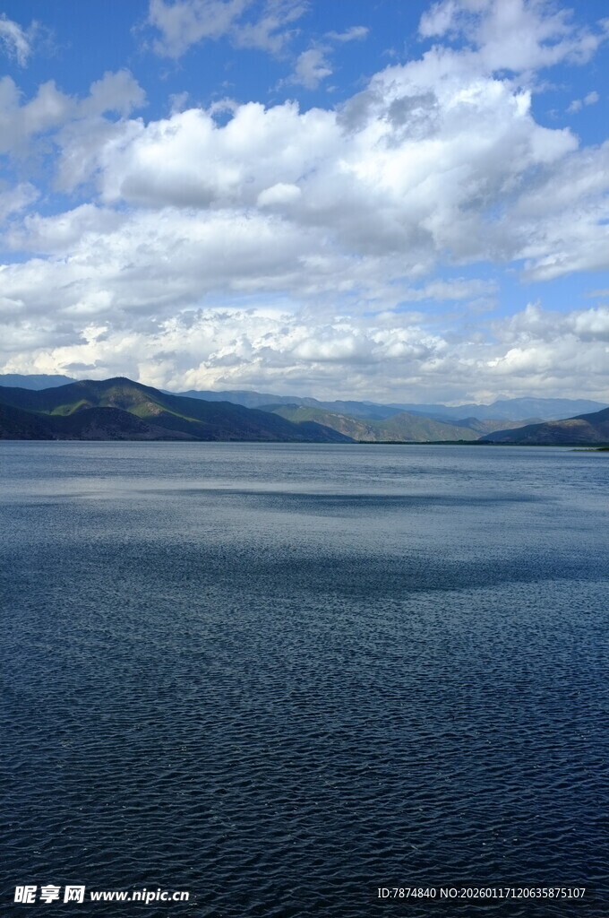 宁静湖面与蓝天白云美景