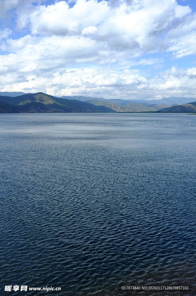 宁静湖面与蓝天白云美景
