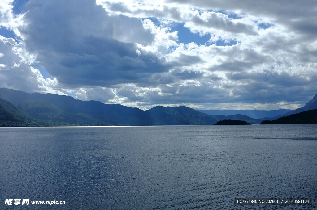 宁静湖景与远山云雾