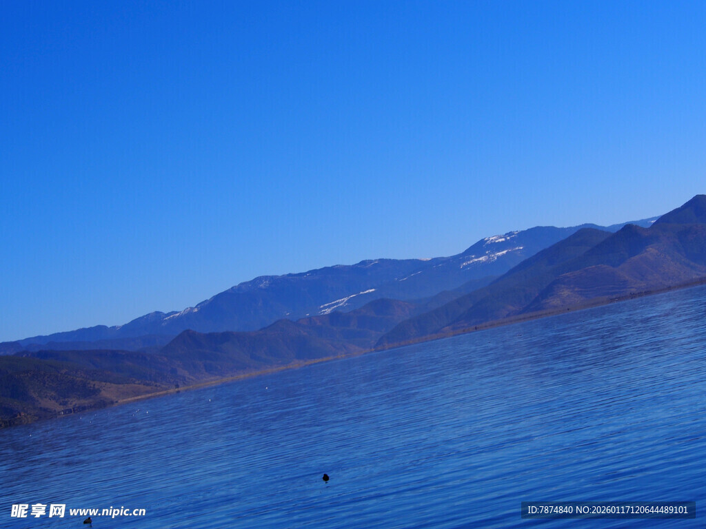 蓝色湖面与远处山峦美景