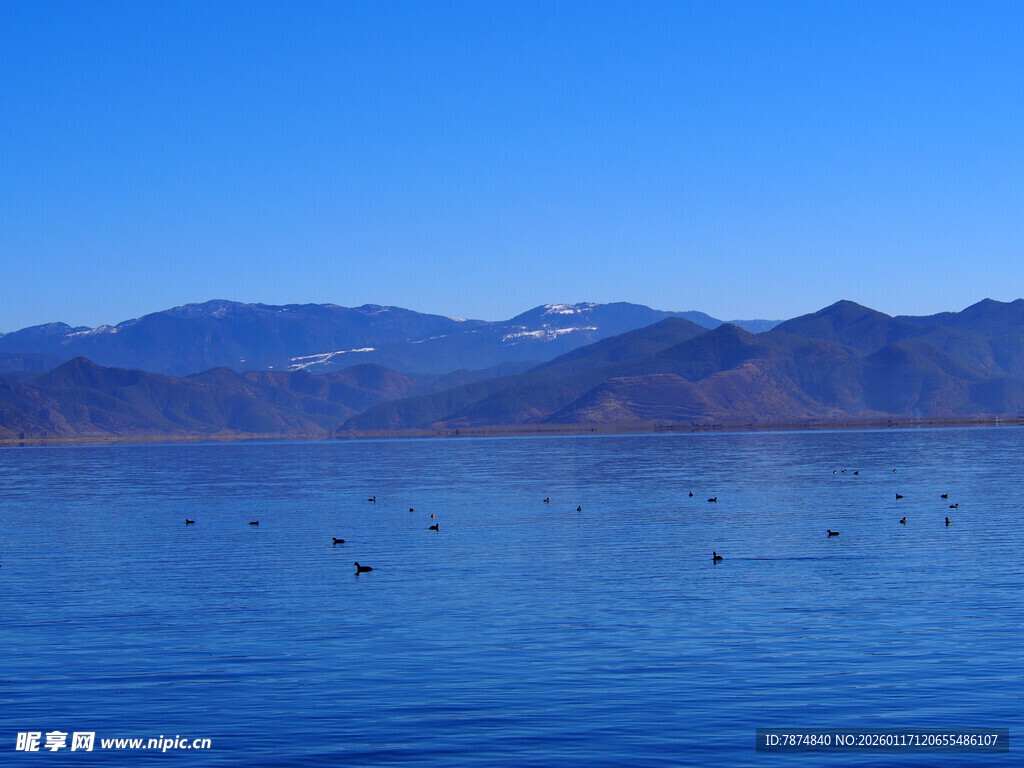 宁静湖景与远处山峦