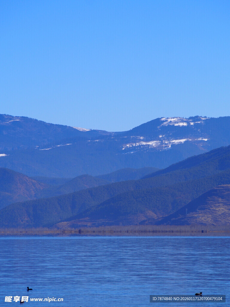 宁静湖景与远处山峦