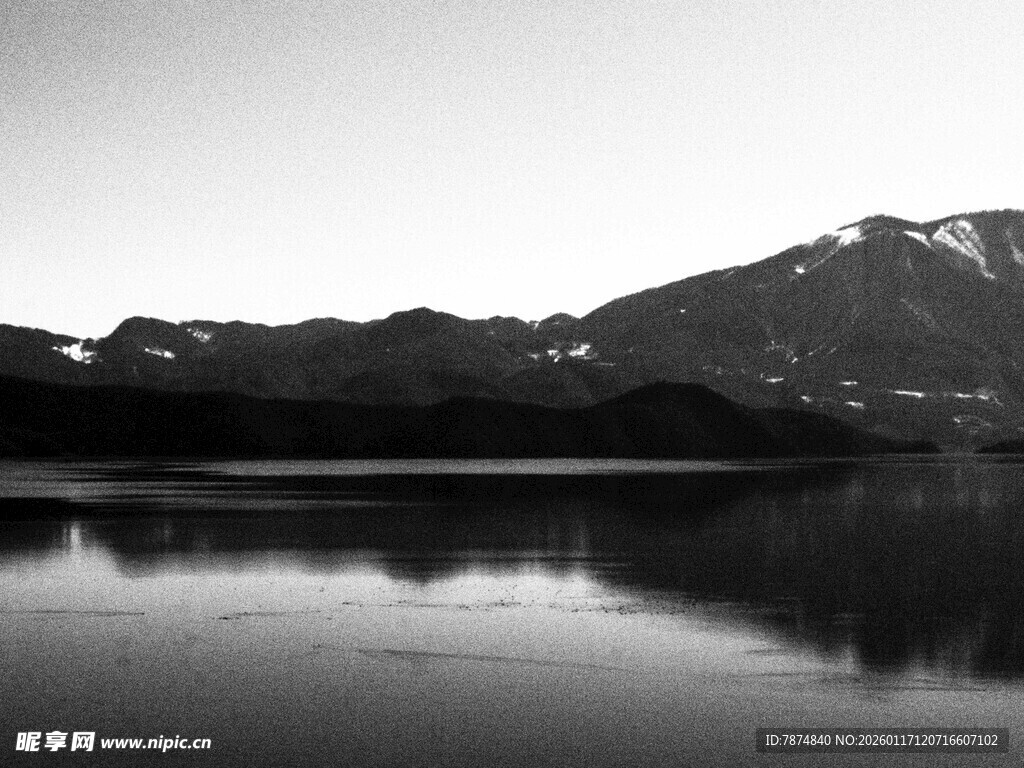 宁静山水倒影黑白风景图