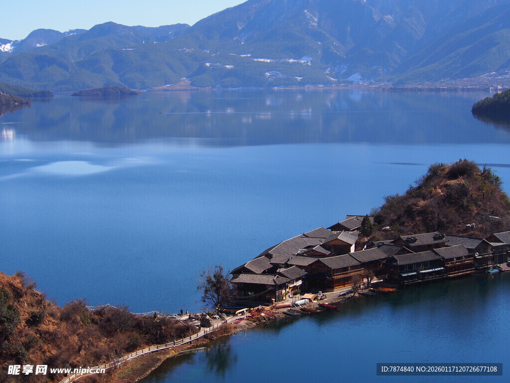 湖畔村落 山水相依之景