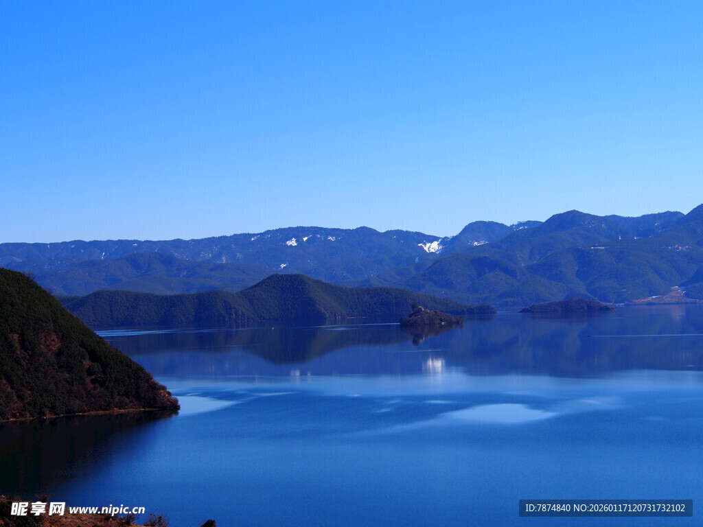 宁静蓝色湖泊与远山美景