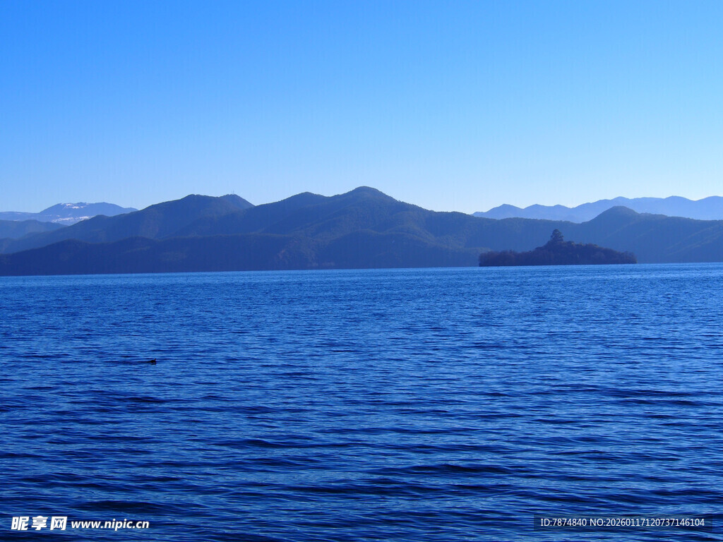 辽阔海面与远处山峦景色