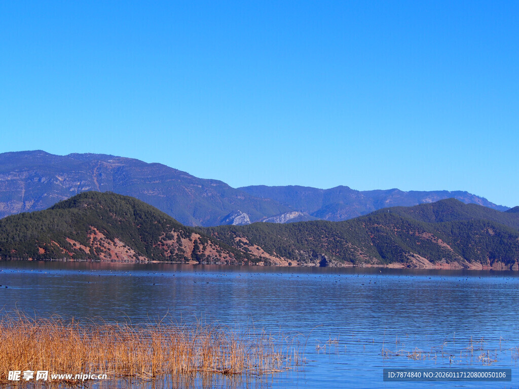 湖畔青山美景