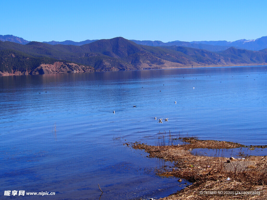宁静湖畔山水风光美景