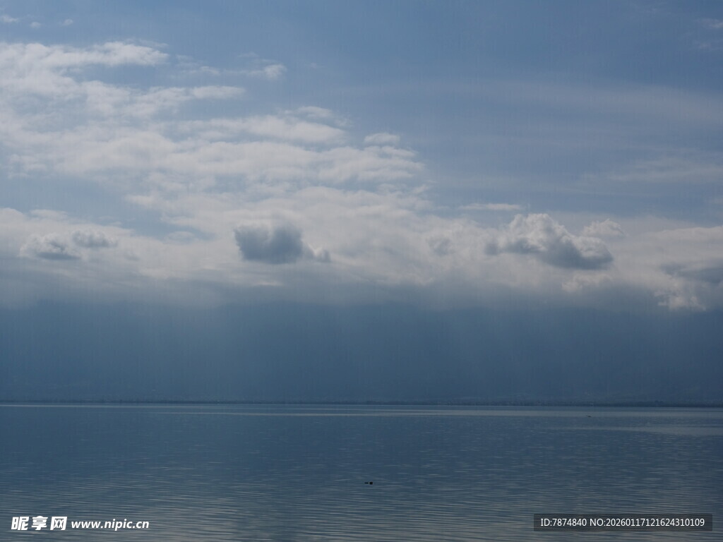 宁静湖面与天空的美丽景致