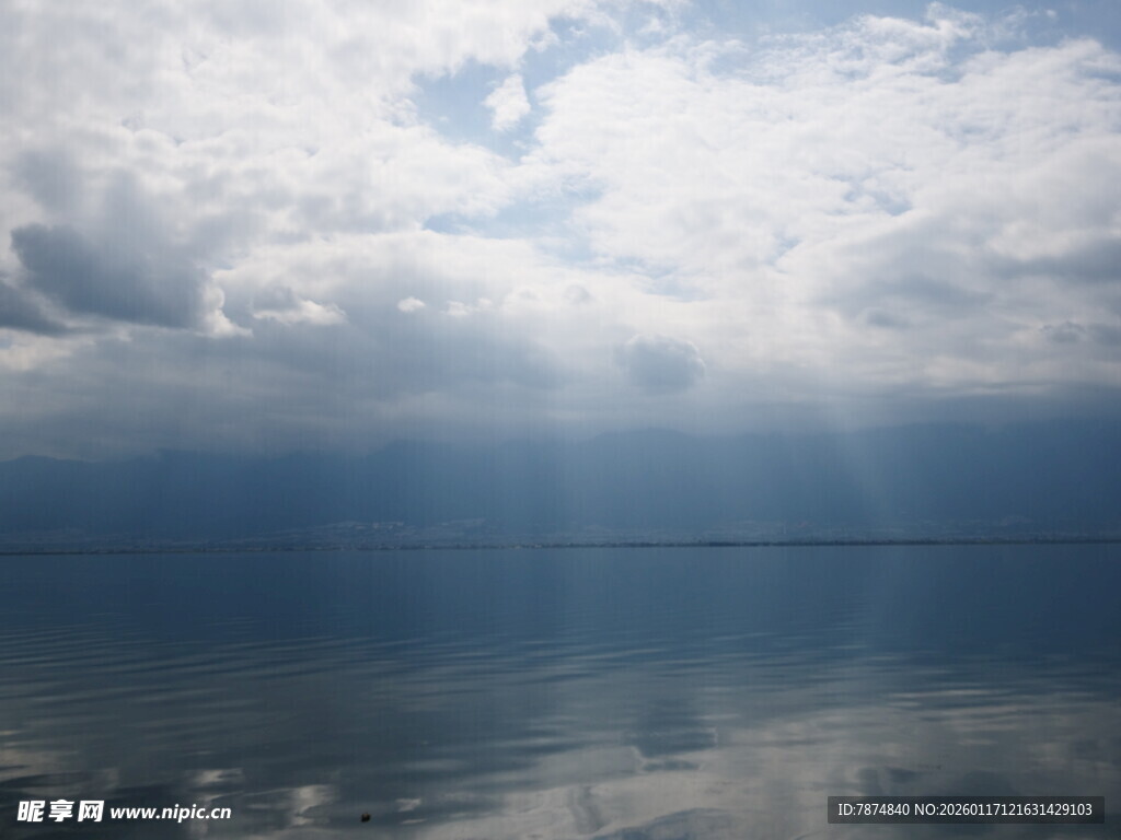 海面云隙间的天光美景